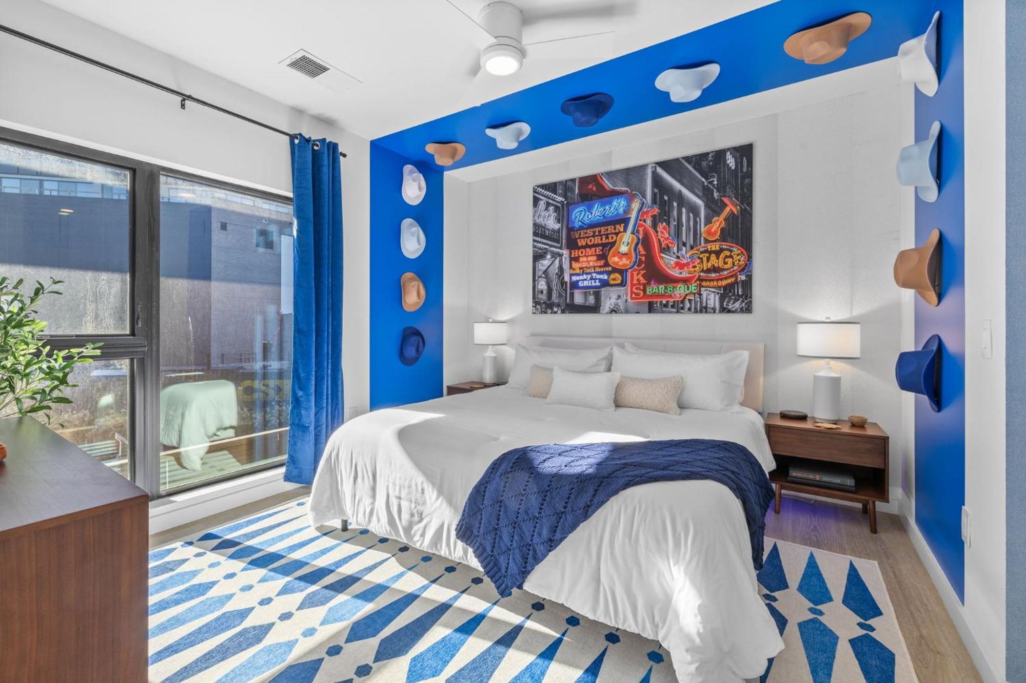 Honky Tonk Hideaway, Walk To Broadway, Pool, Gym And Parking