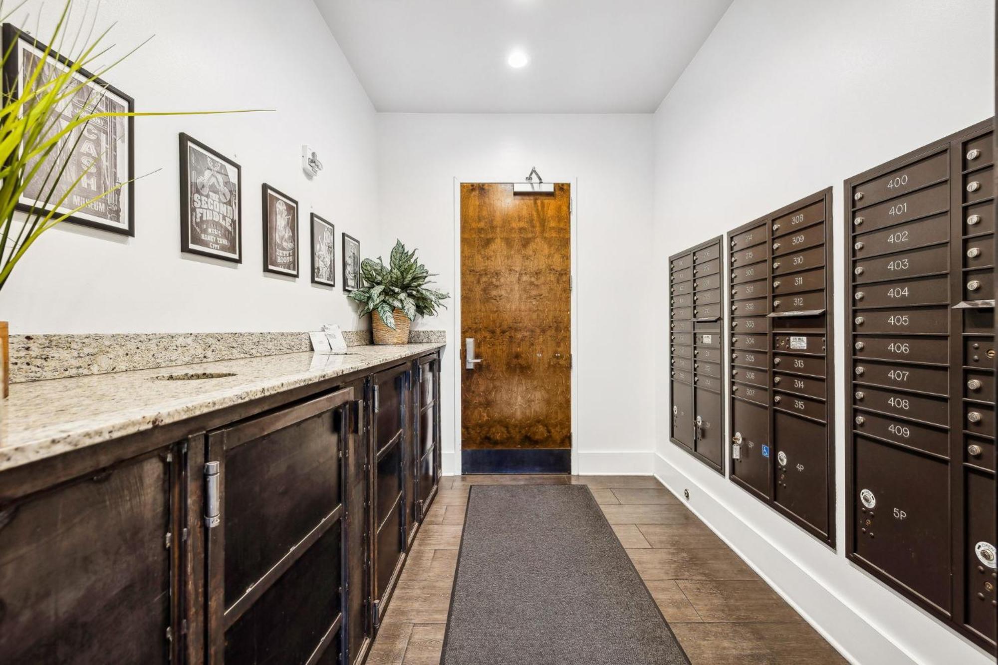 Legends Loft Modern Near Vandy On West End Holiday home