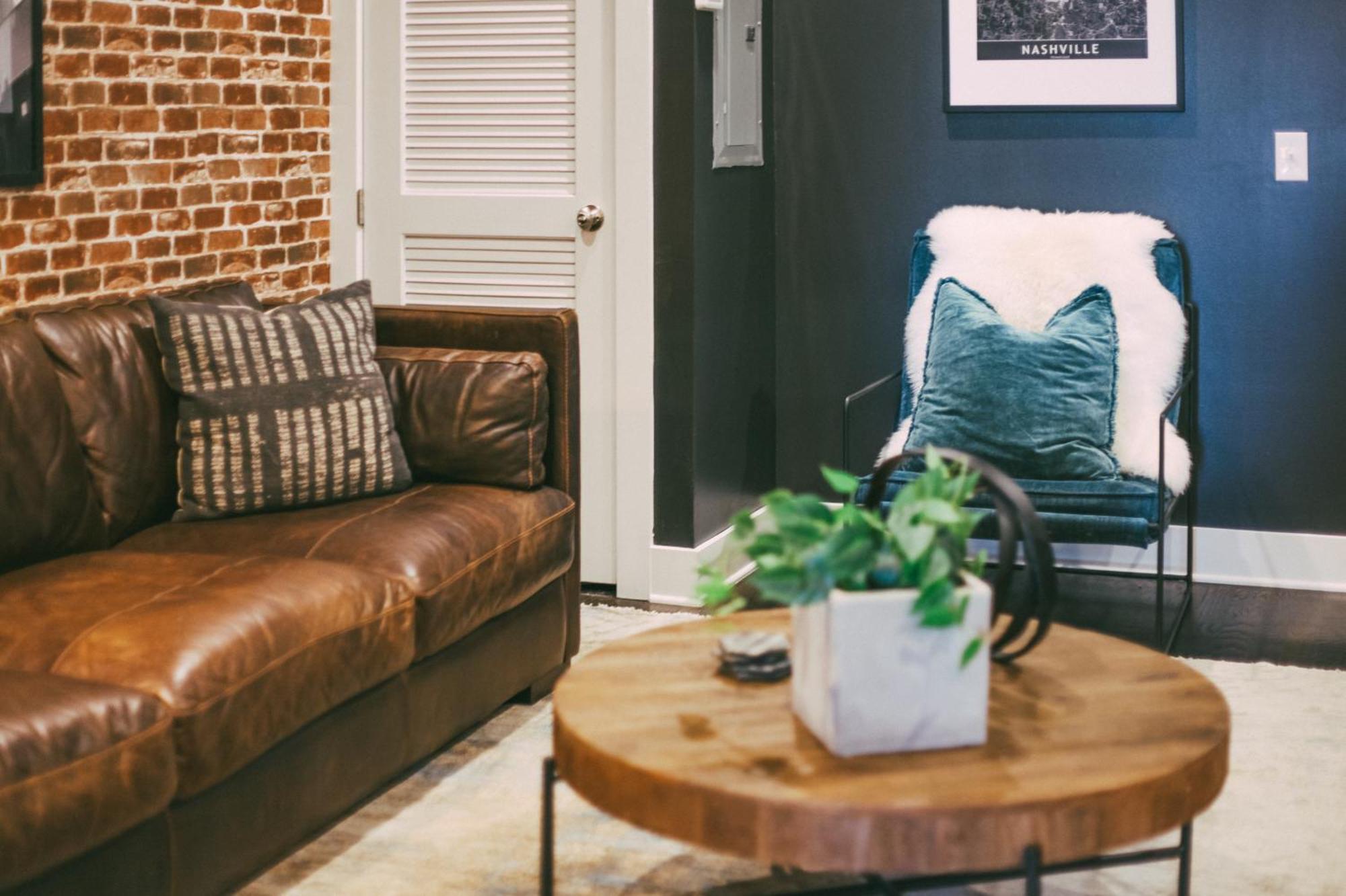 Legends Loft Modern Near Vandy On West End Holiday home *