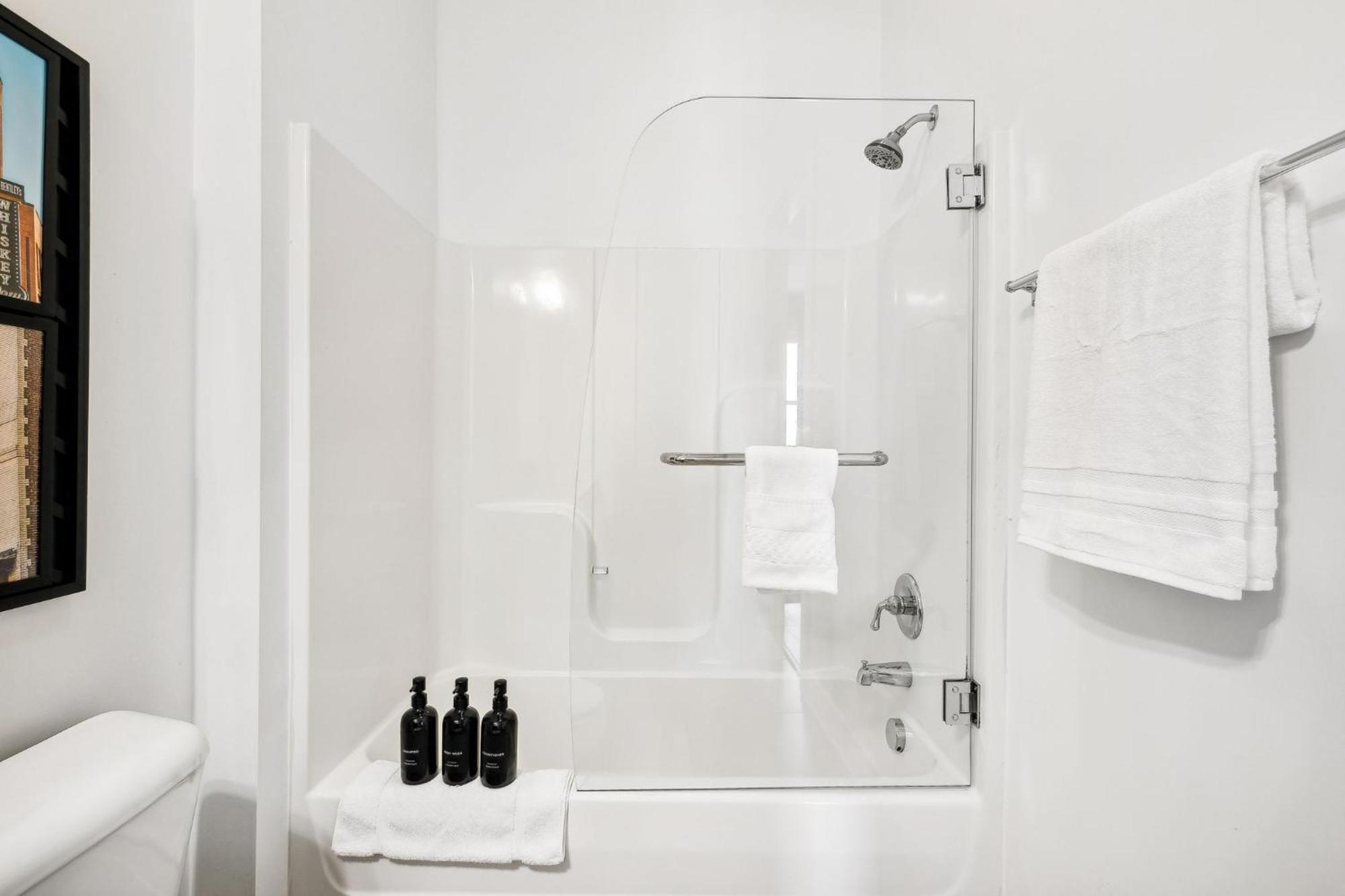 Legends Loft Modern Near Vandy On West End Holiday home