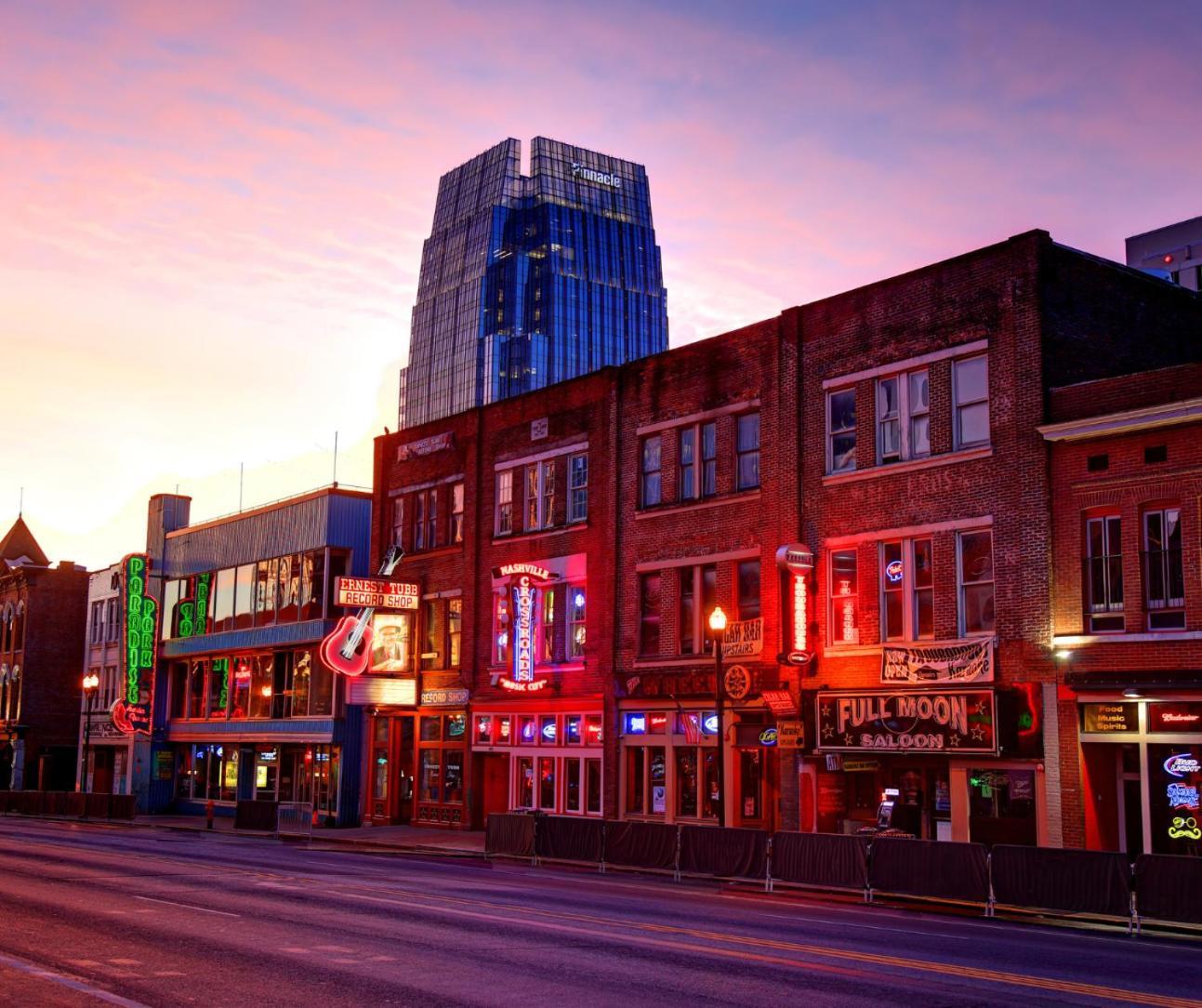 Legends Loft Modern Near Vandy On West End Holiday home *