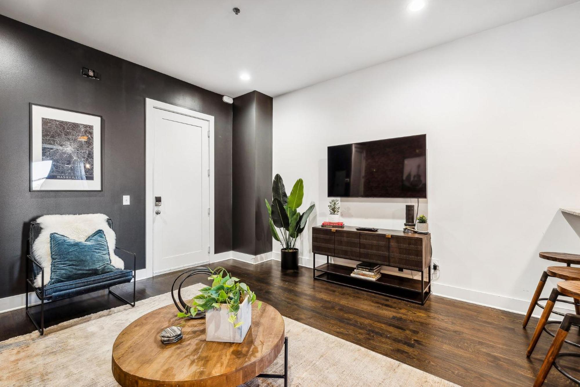 Legends Loft Modern Near Vandy On West End Holiday home