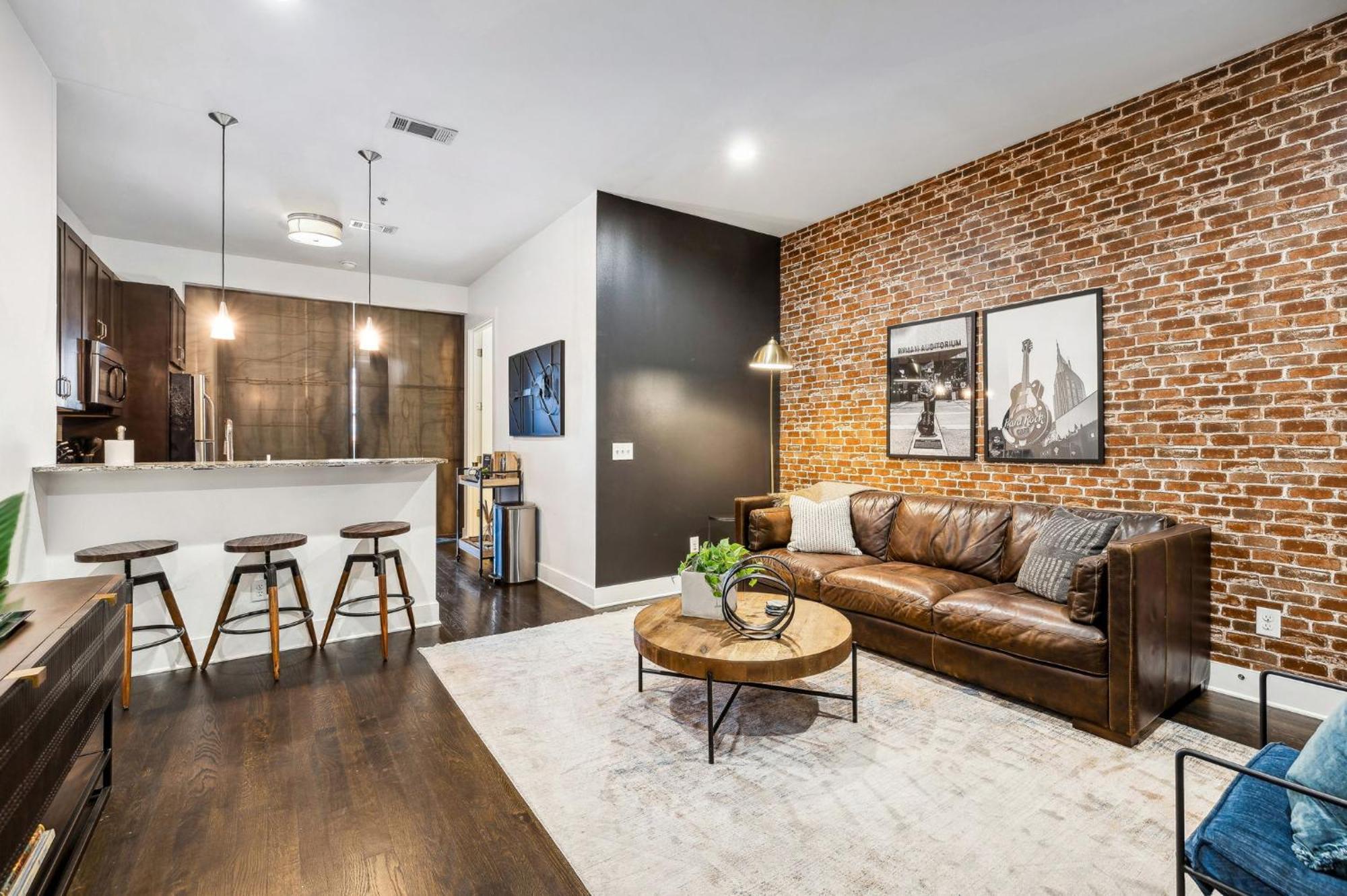 Legends Loft Modern Near Vandy On West End Holiday home