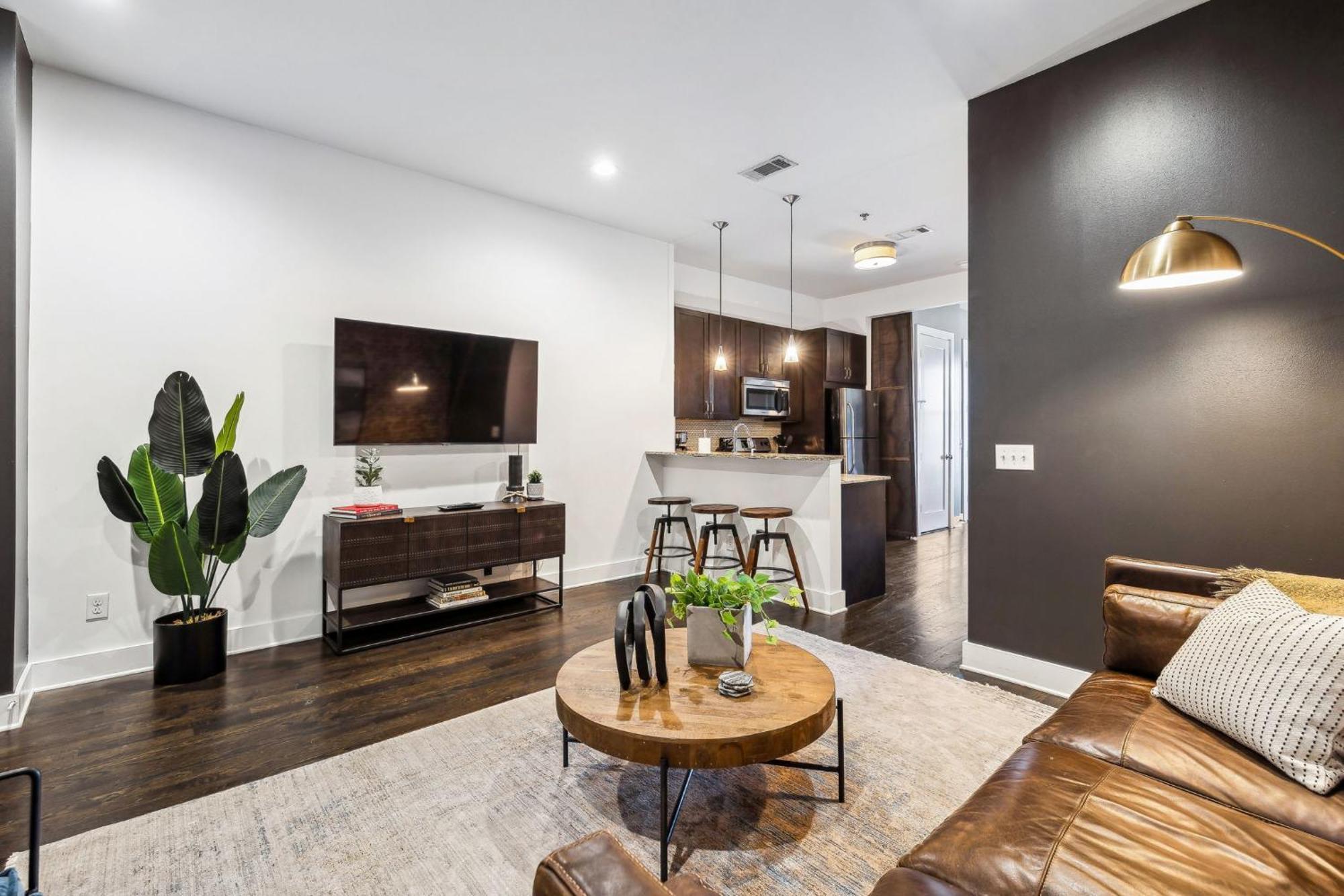 Legends Loft Modern Near Vandy On West End Holiday home *