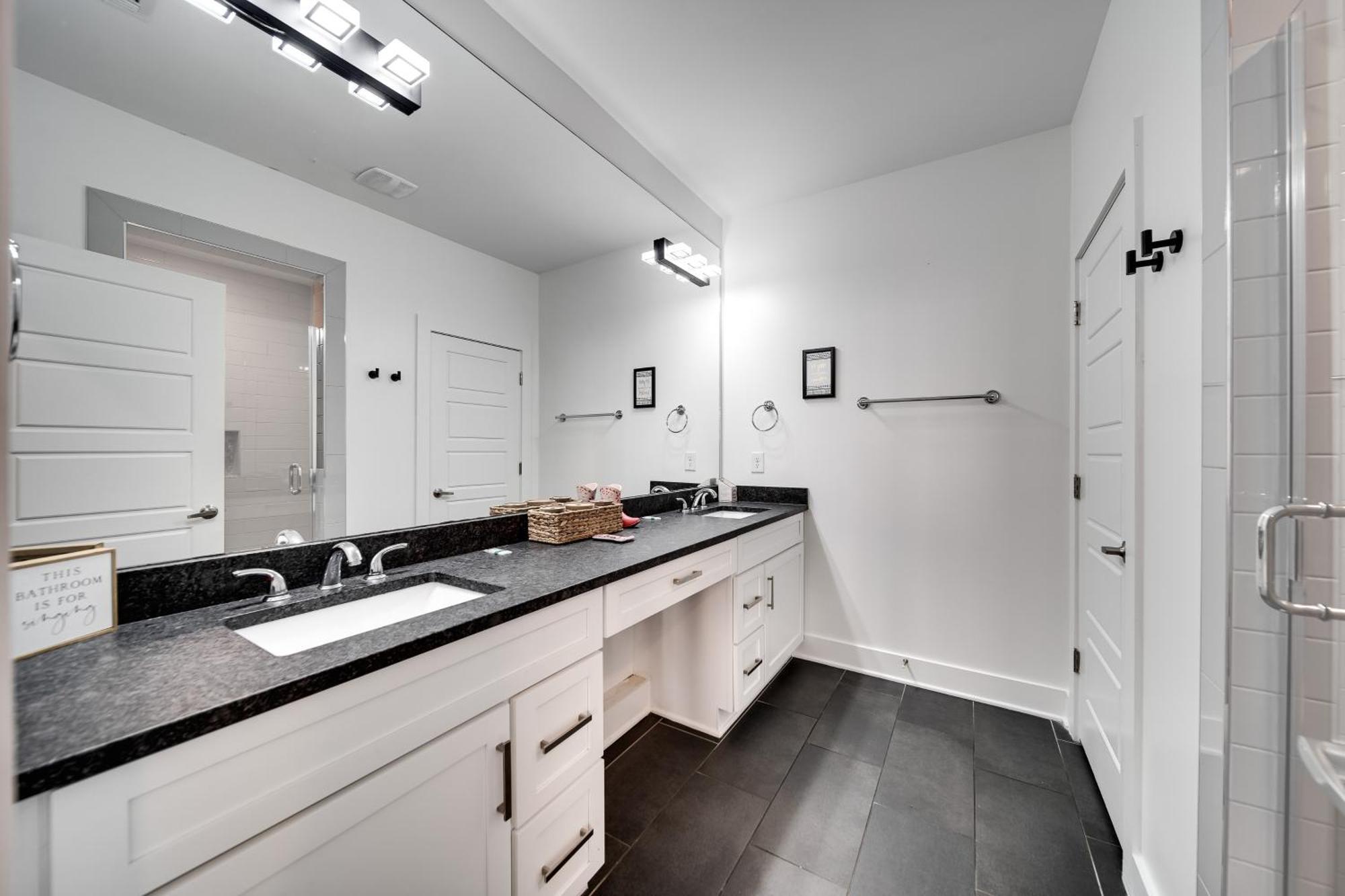 615 Vibe East Getaway 3 Miles To Downtown Holiday home