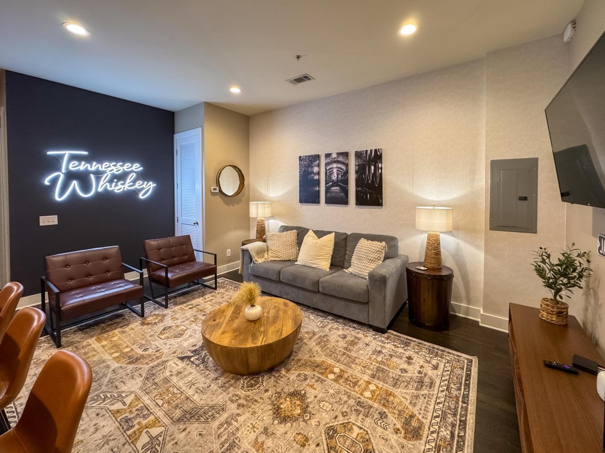 The Tennessee Whiskey In West End-vandy- Uber To Broadway Holiday home