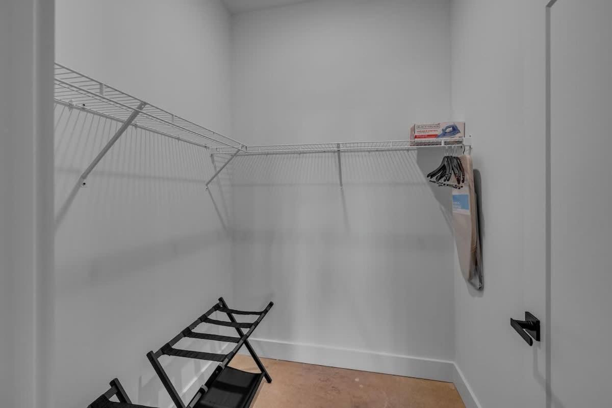 Chic New Near Dt * Nashville