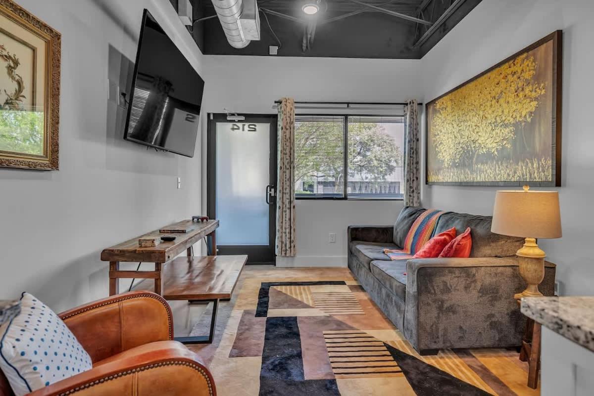 Chic New Near Dt Holiday home *