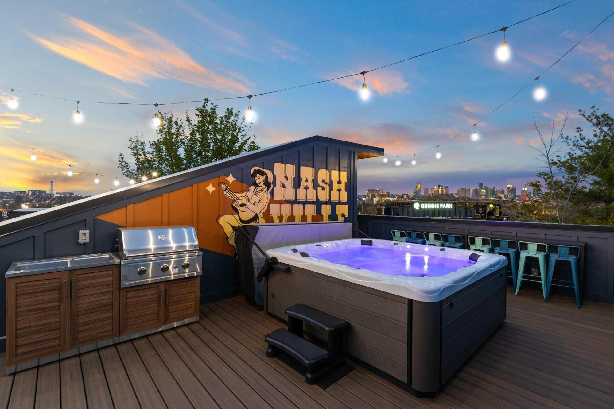 Twin Homes Rooftop Deck Hot Tub Outdoor Kitchen *