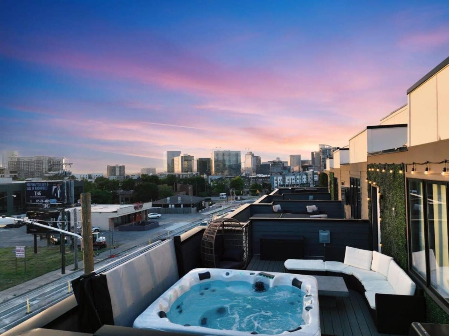 5 Star Stay! Rooftop Hot Tub Walk To Gulch Nashville