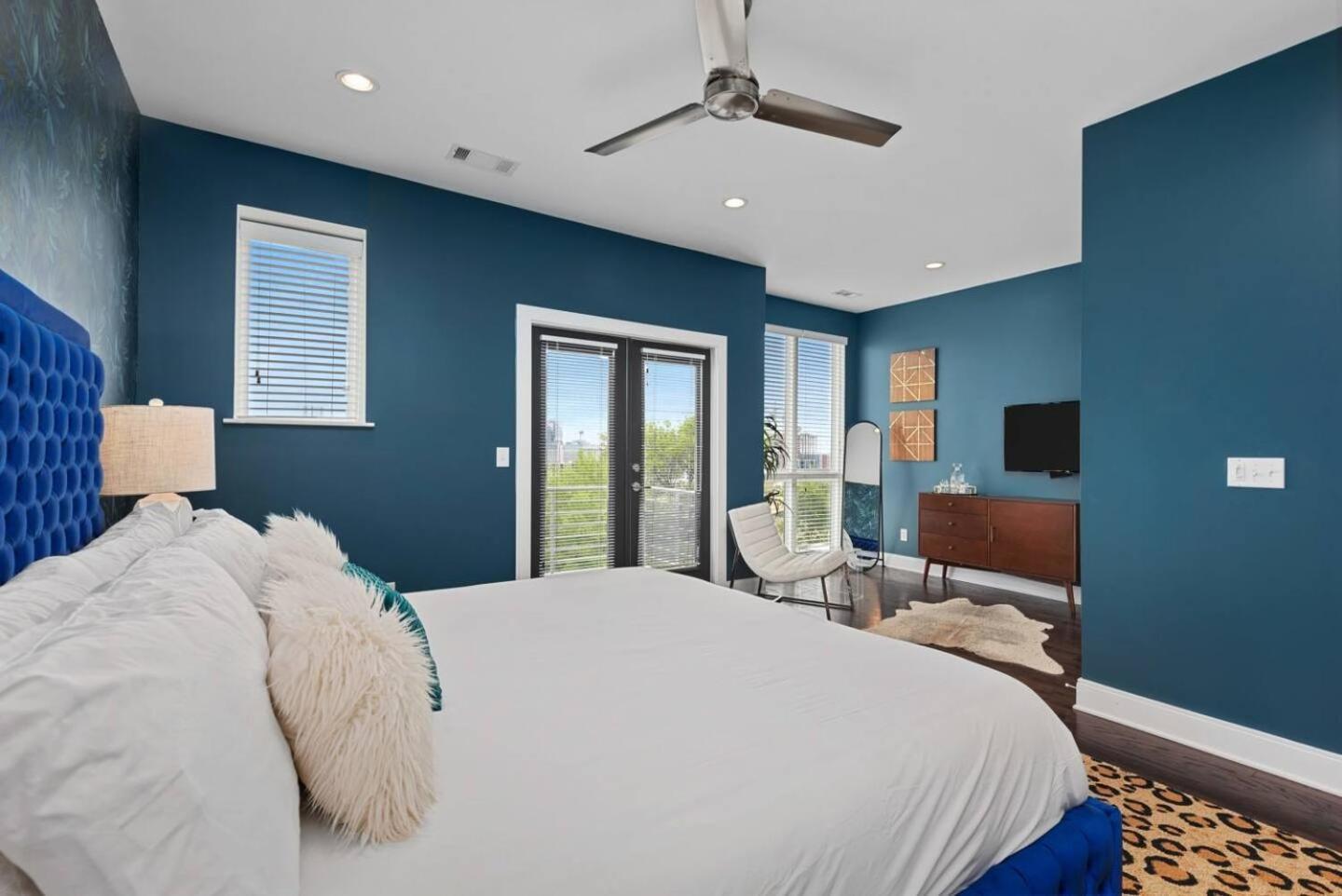 Spacious Gulch W Rooftop & Incredible Views! Holiday home Nashville