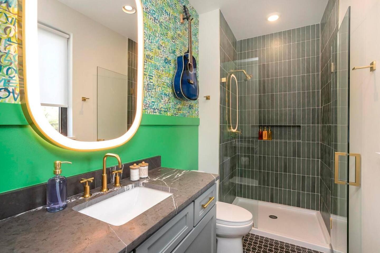 Giddy Up On Music Row - Rooftop Hot Tub Retreat *