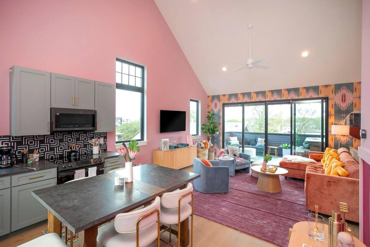 Giddy Up On Music Row - Rooftop Hot Tub Retreat *