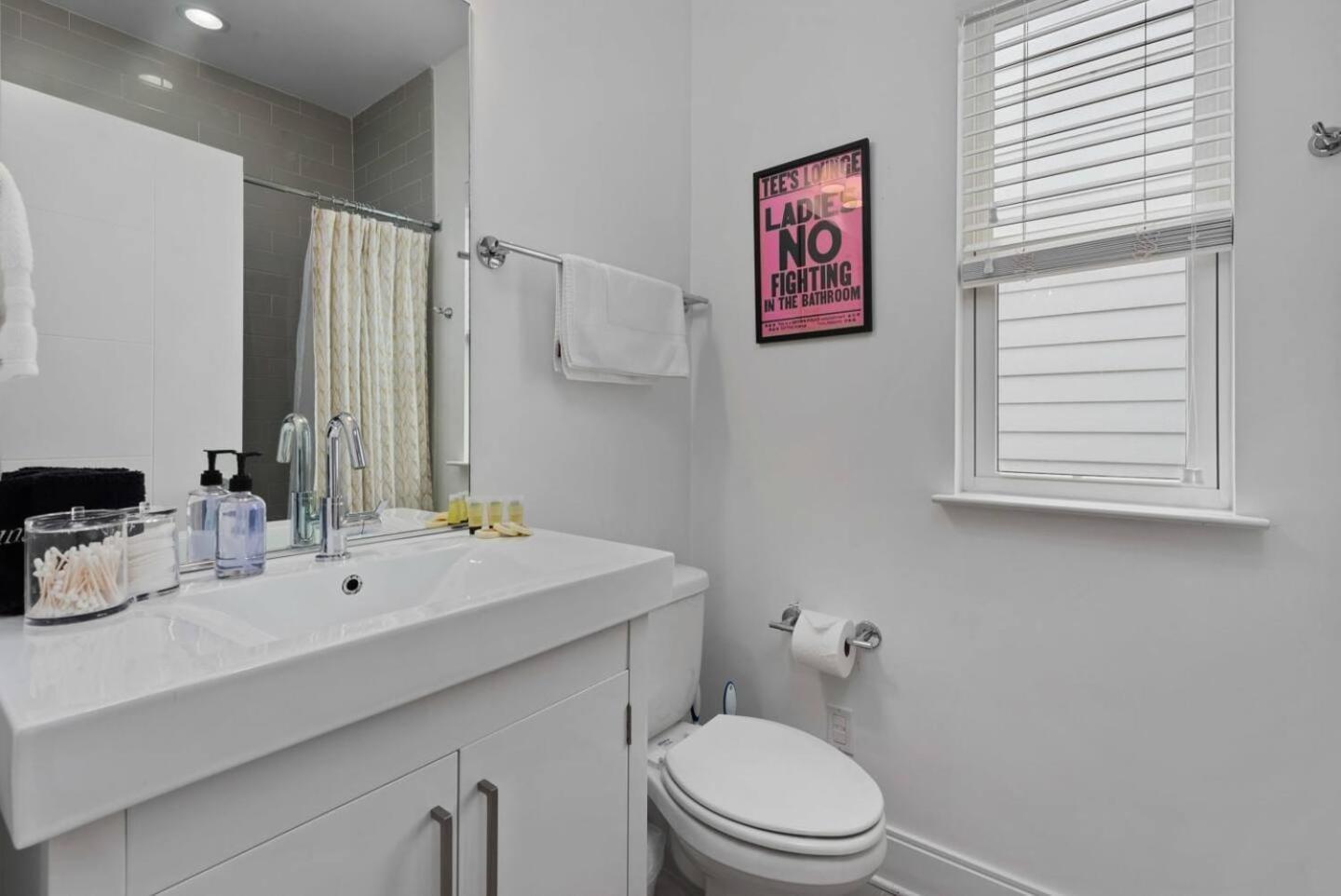 Spacious Gulch W Rooftop & Incredible Views! Holiday home