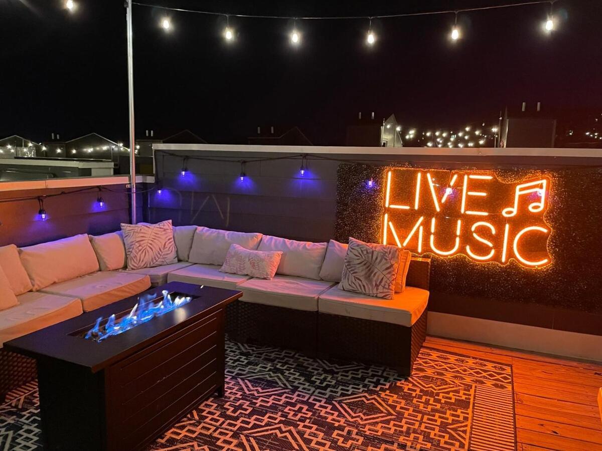 Huge Roof Deck With Games 10 Mins To Broadway Holiday home *