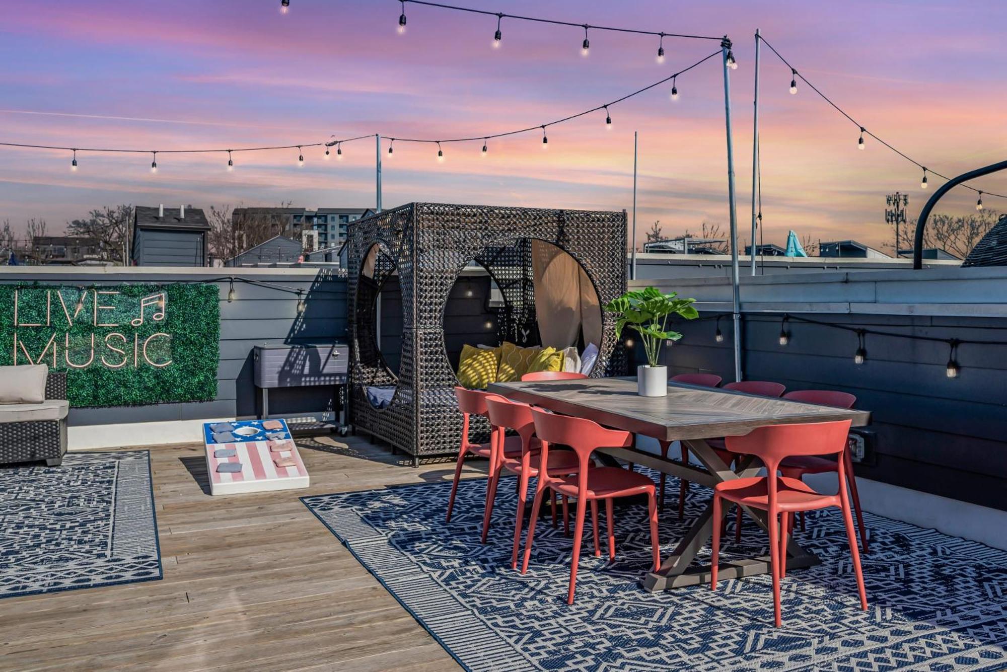 Huge Roof Deck With Games 10 Mins To Broadway Holiday home Nashville