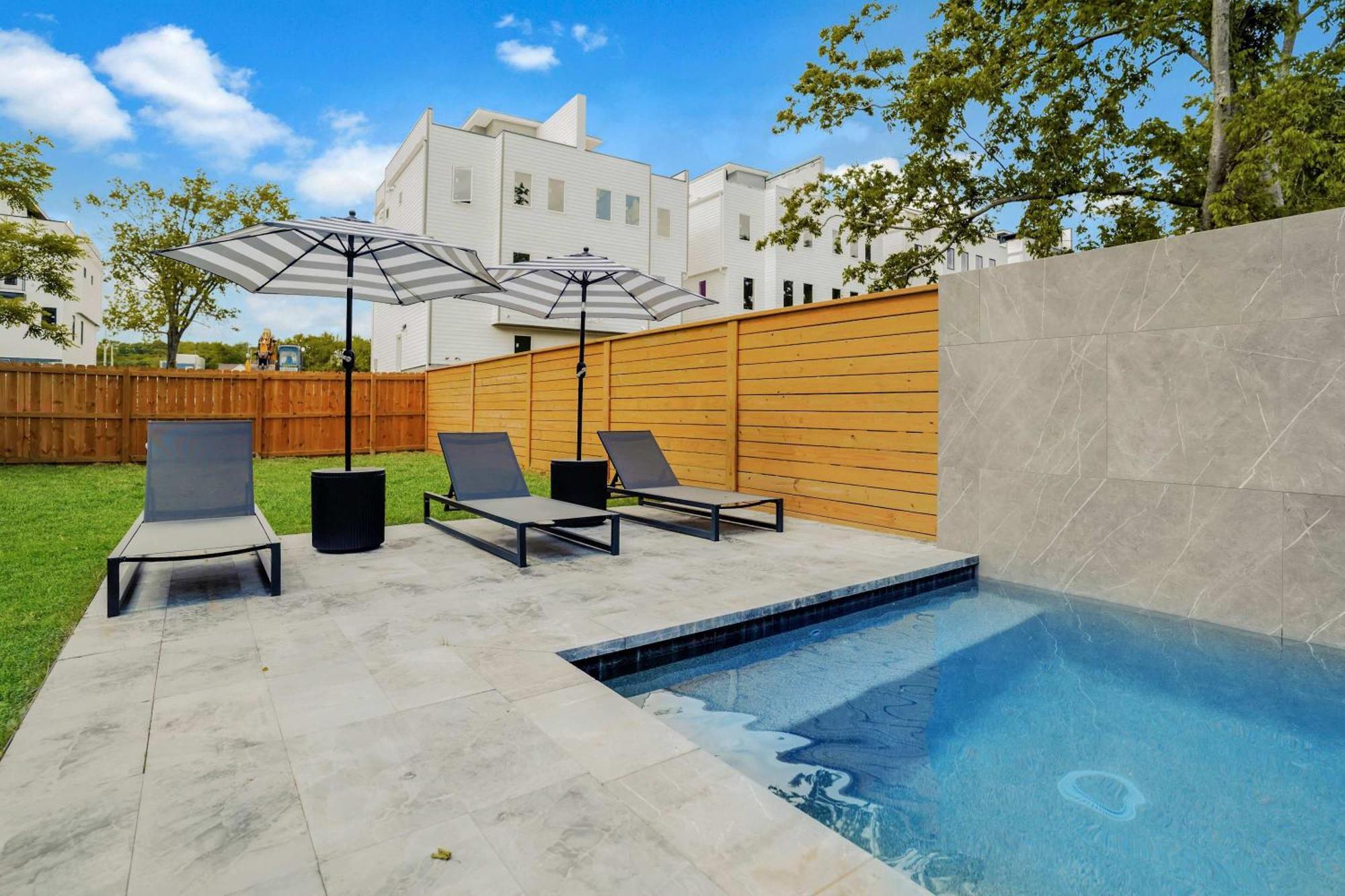 Stylish Multi-level Retreat Rooftop & Pool Table