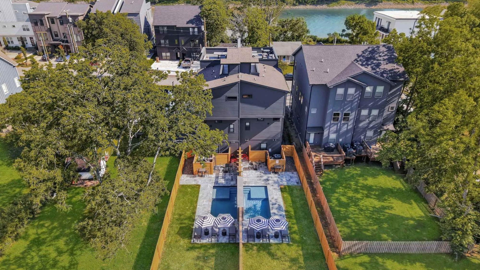 Stylish Multi-level Retreat Rooftop & Pool Table