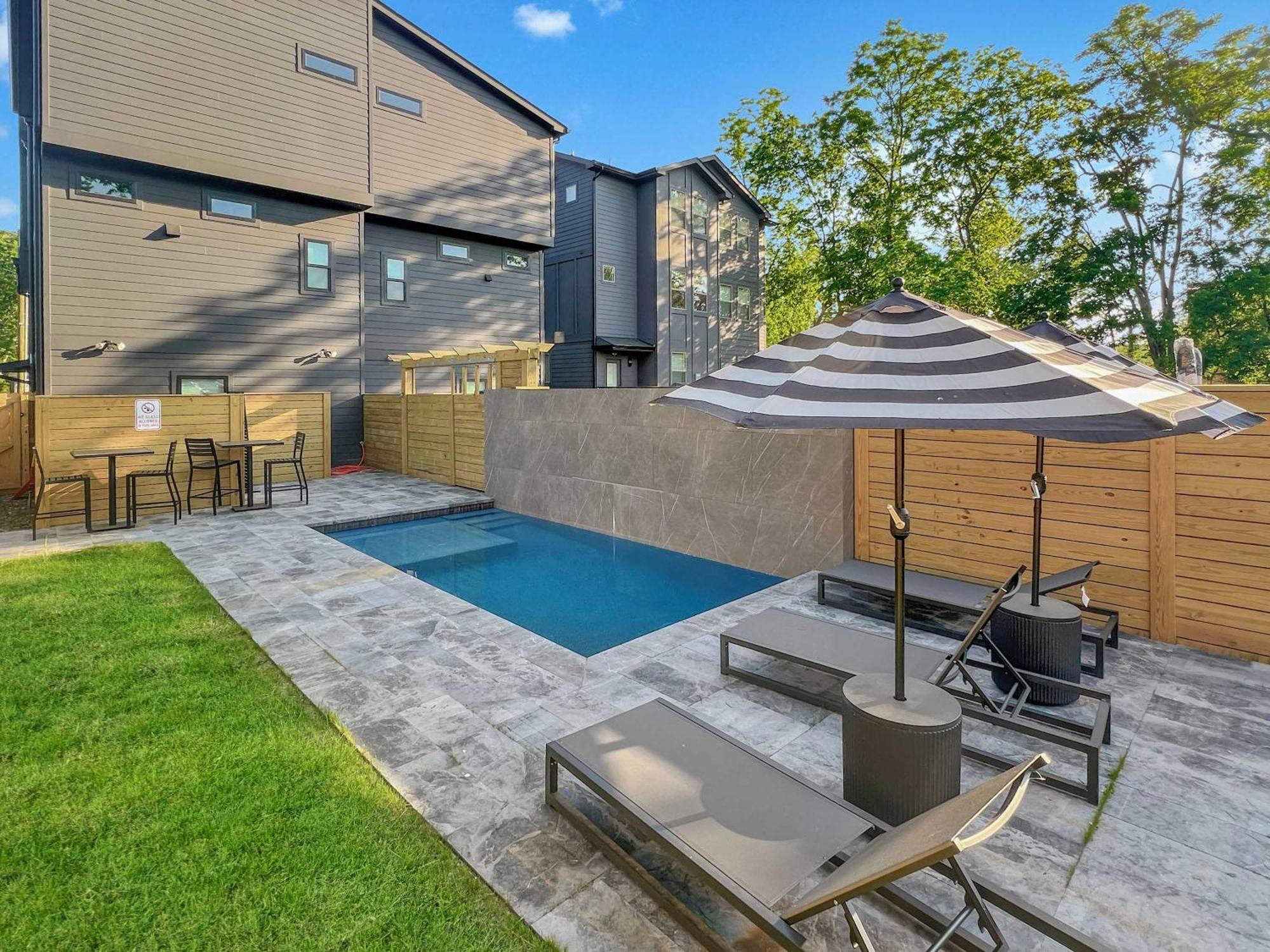 Upscale Multi-level Rooftop & Game Fun Holiday home