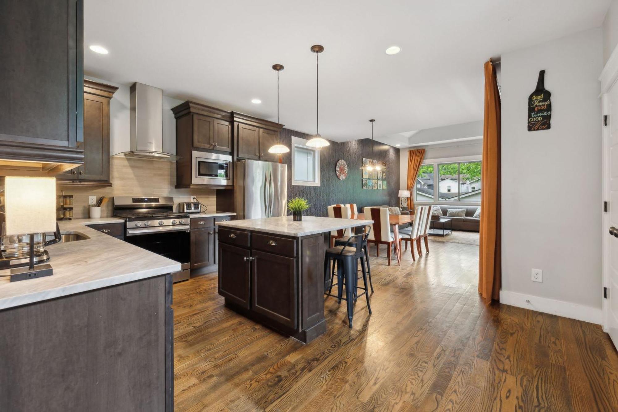 Spacious Retreat Mins To Broadway & East