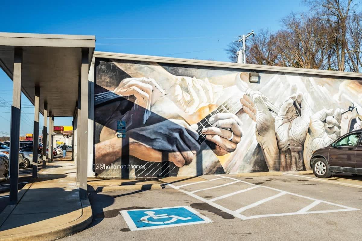 East Getaway - Walk To Parks Golf & Music Spots Holiday home