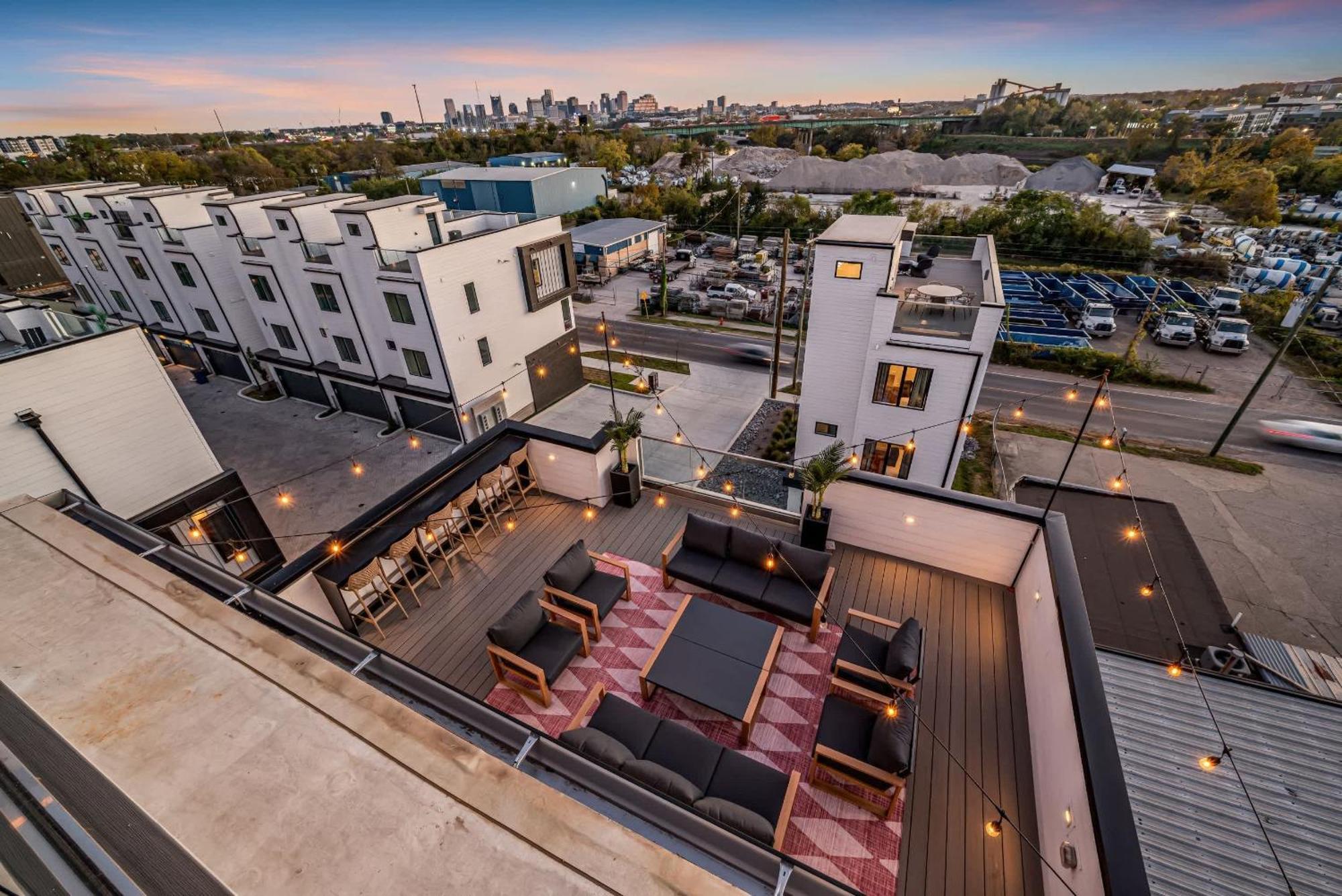 Disco Themed Hot Tub & Rooftop Decks In *