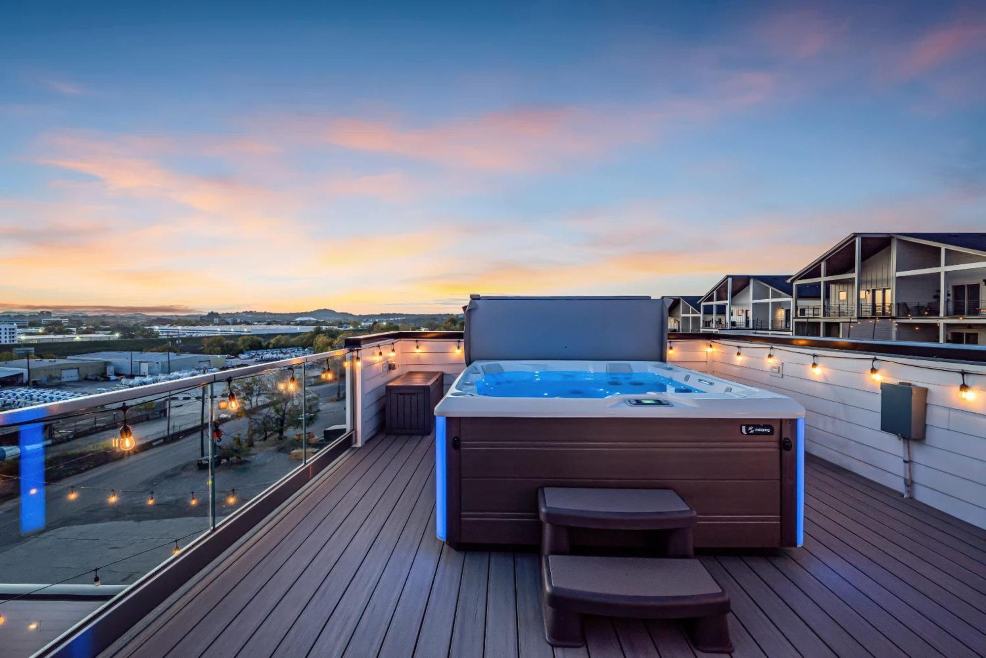 Holiday home Disco Themed Hot Tub & Rooftop Decks In *
