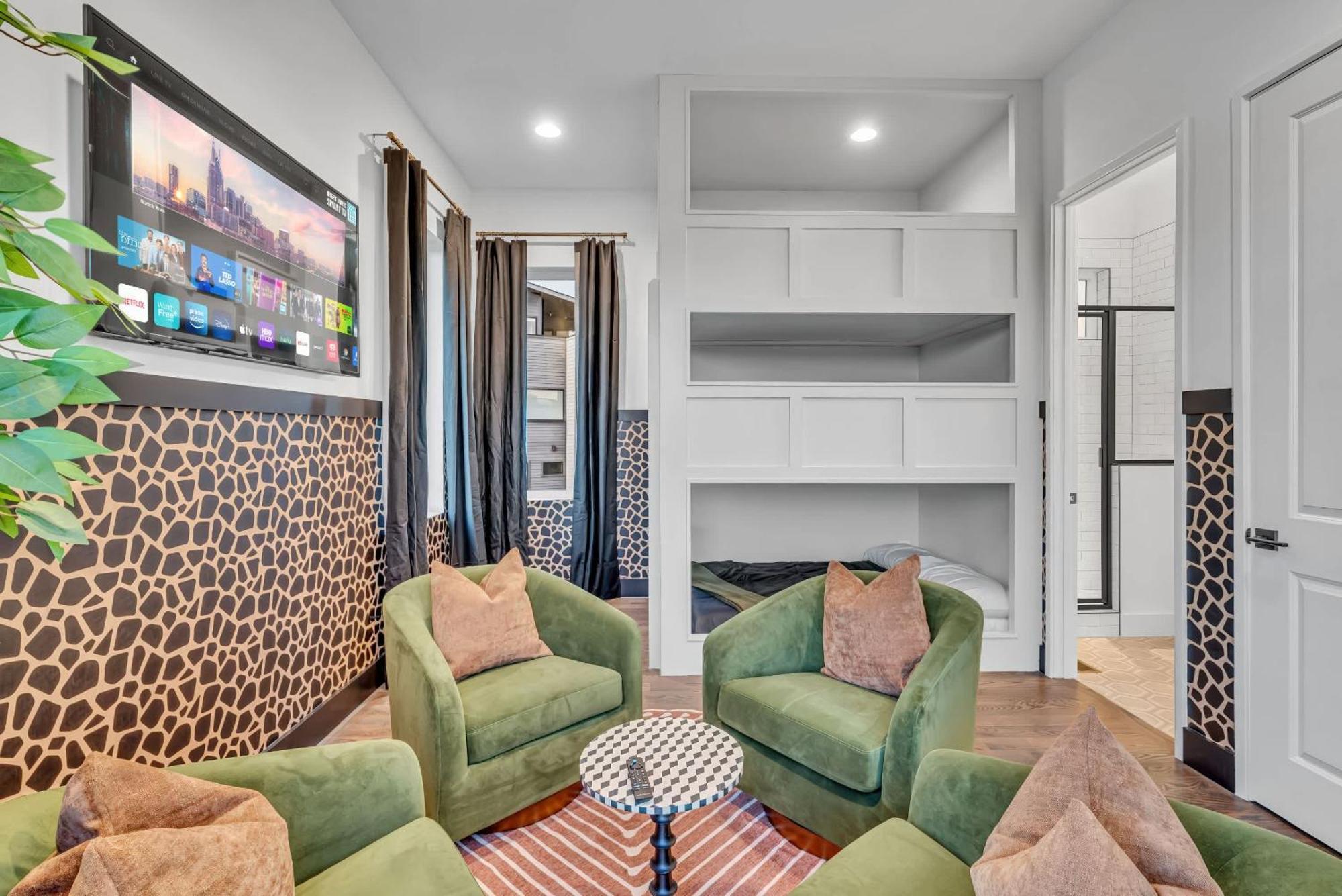 Disco Themed Hot Tub & Rooftop Decks In Holiday home Nashville