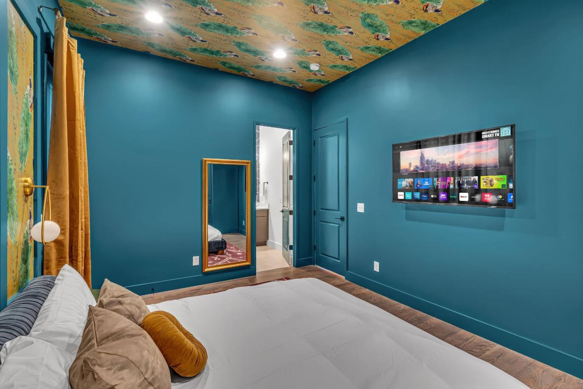 Disco Themed Hot Tub & Rooftop Decks In Holiday home Nashville