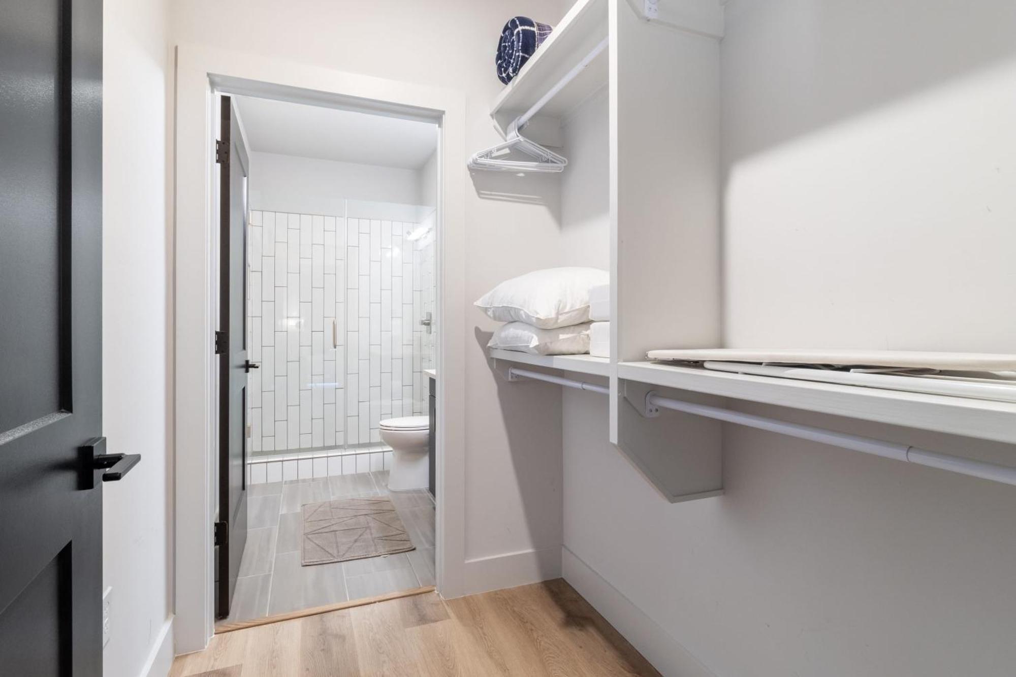 Sleeps 24 4 Modern Midtown W Gym Pool Walkable To Shops Eats Holiday home *