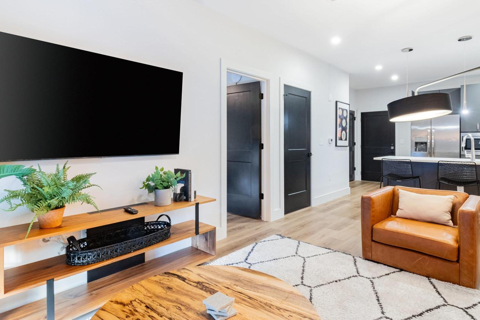 Sleeps 24 4 Modern Midtown W Gym Pool Walkable To Shops Eats *