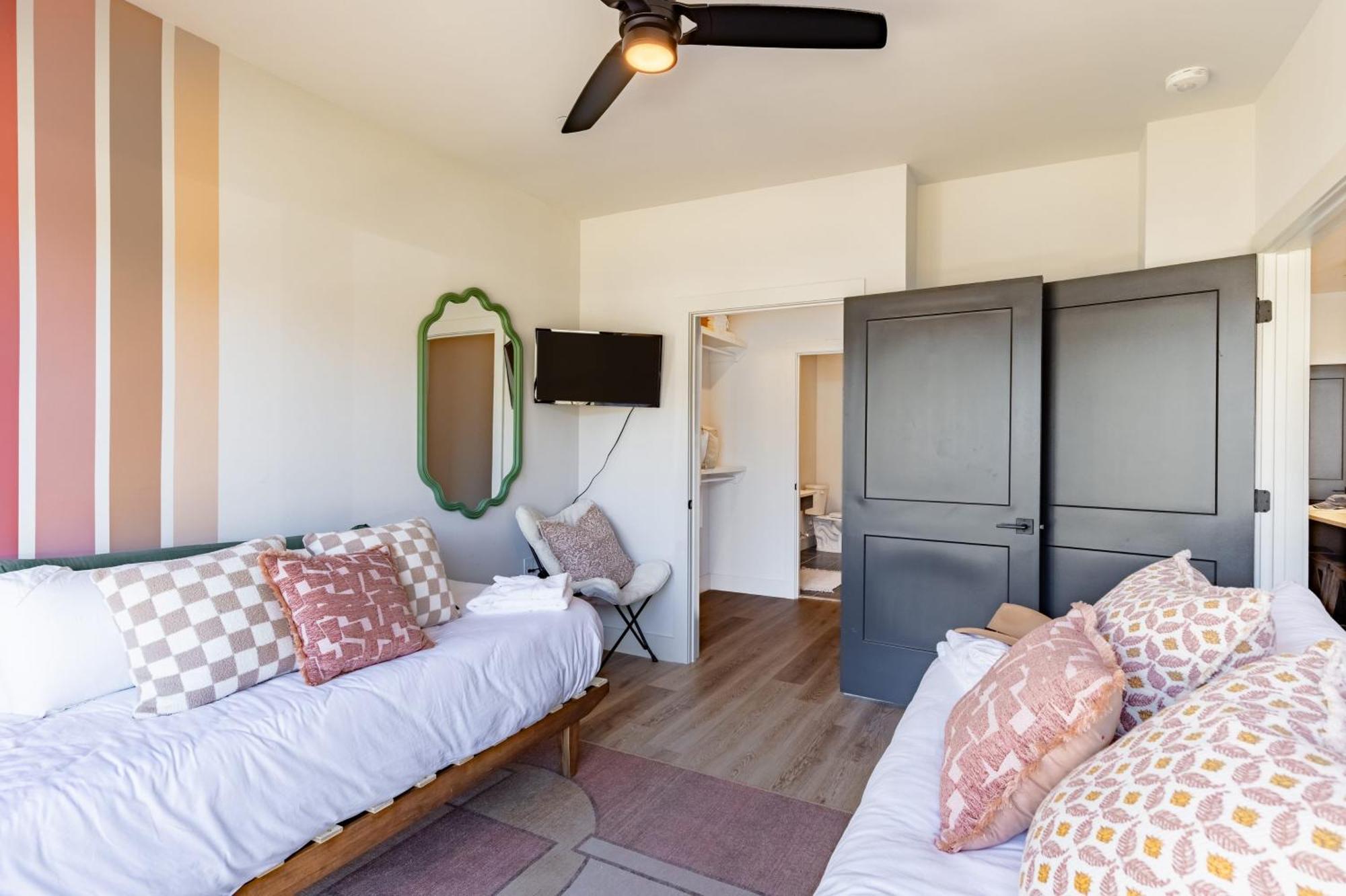 Holiday home Sleeps 24 4 Modern Midtown W Gym Pool Walkable To Shops Eats Nashville