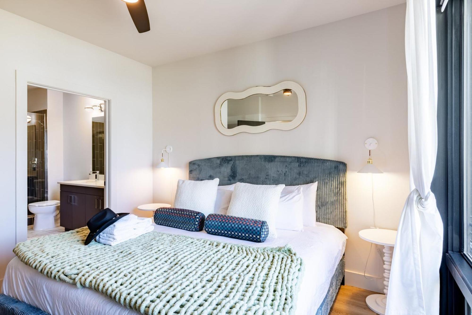 Sleeps 24 4 Modern Midtown W Gym Pool Walkable To Shops Eats *