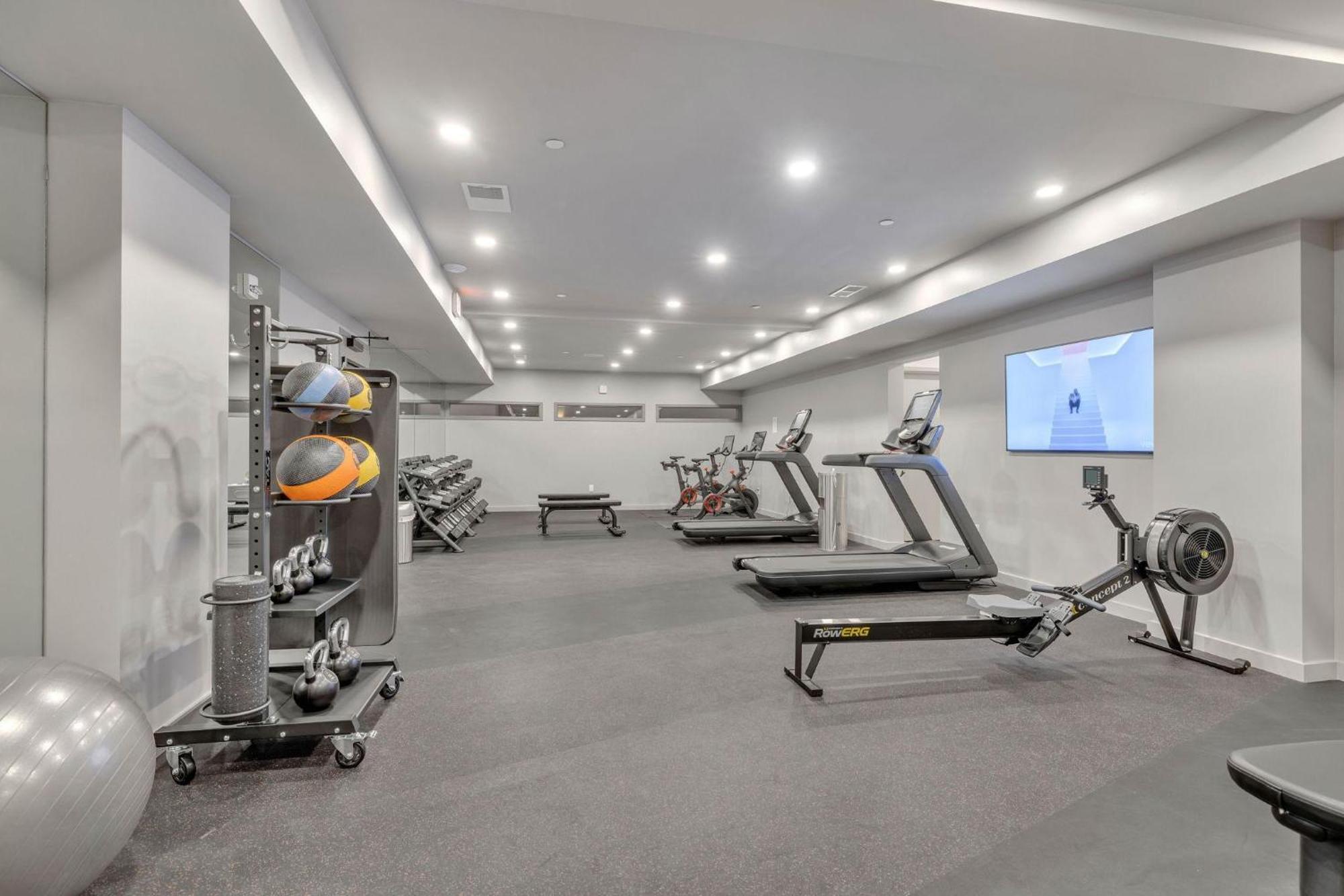 Hyve - Tropical Penthouse - Pool & Gym Nashville