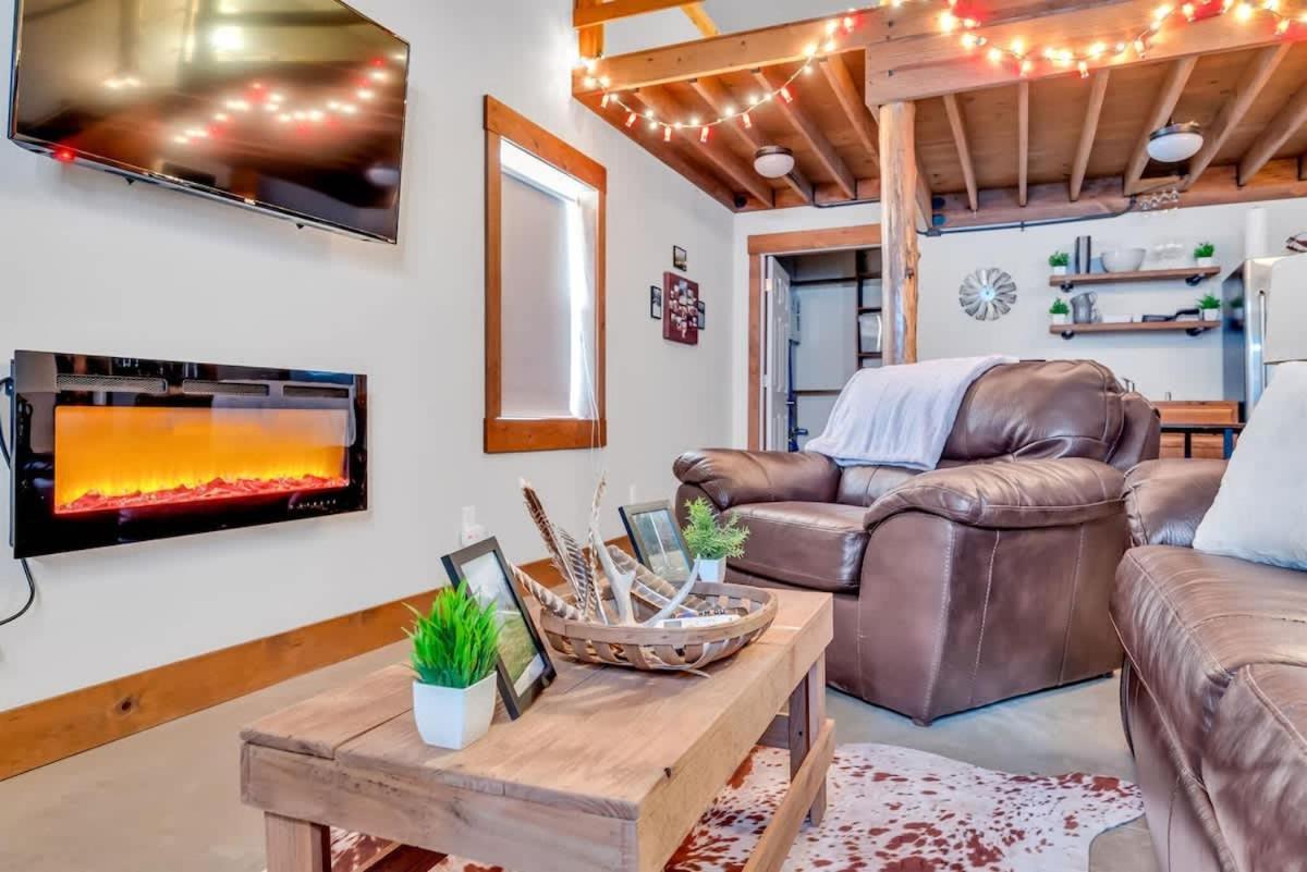 The Den At J-barn - Secluded Retreat *