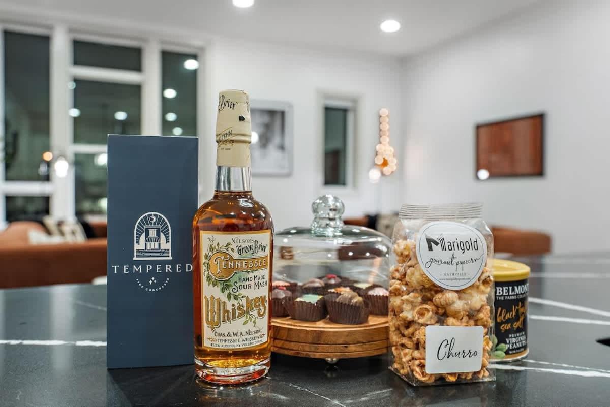 The Southern Lady & Gentleman - Rooftop Patios Holiday home