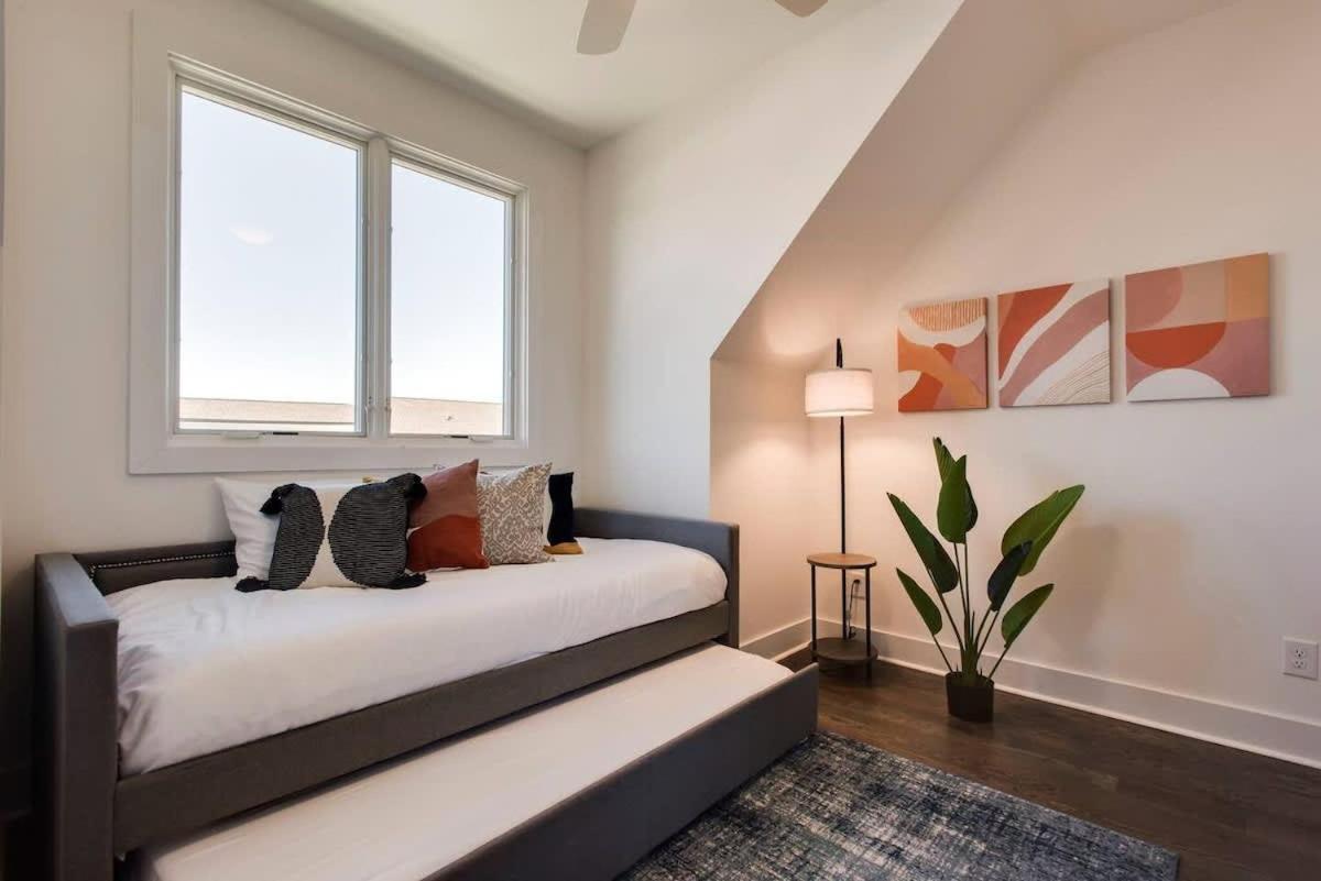 Holiday home West End Dream-private Balcony-6 Mins To Broadway *