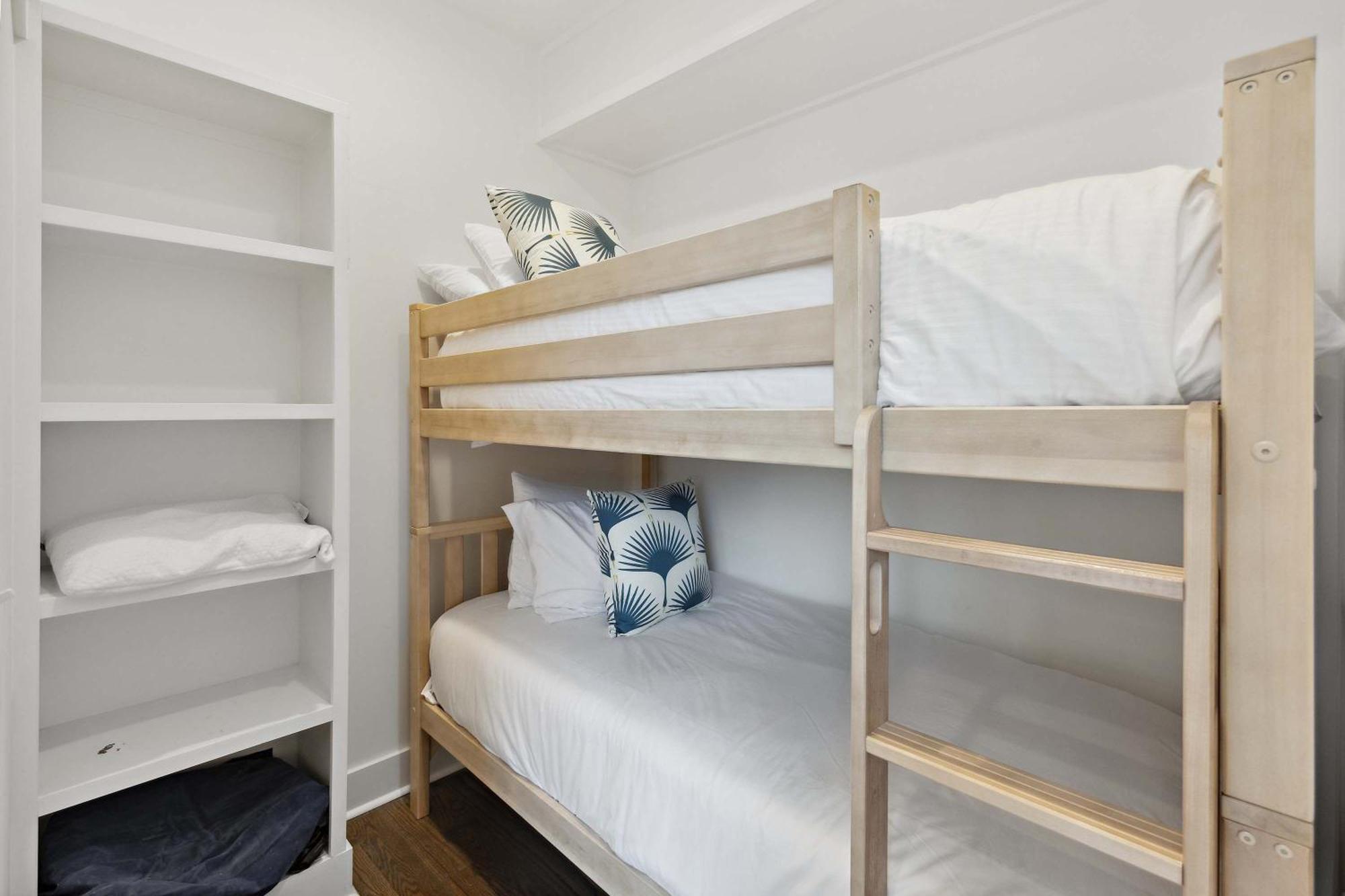 Holiday home West End Oasis-new Building & Rooftop Views *