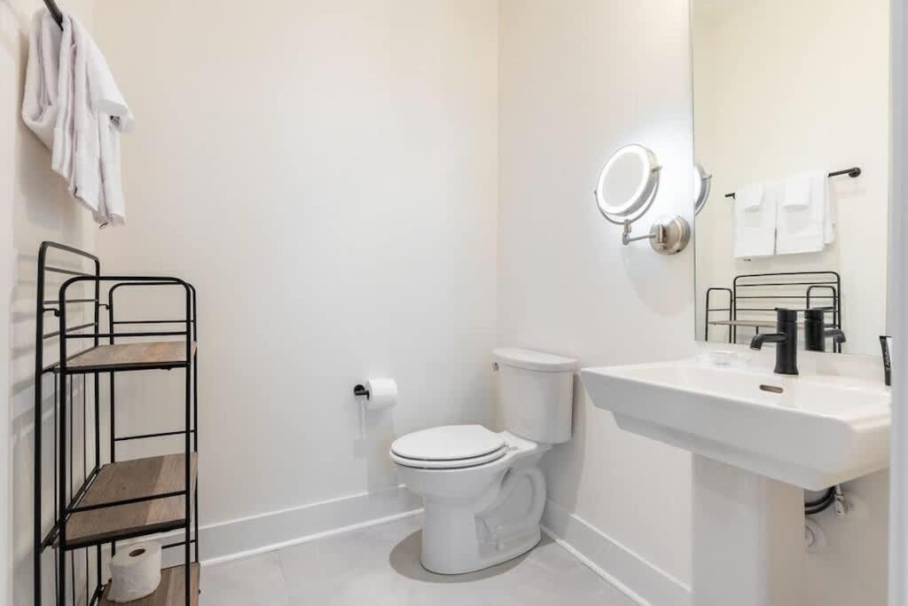 King Bed - Parking - 3 Miles To Lower Broadway