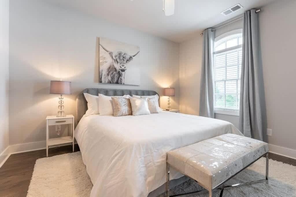 Holiday home King Bed - Parking - 3 Miles To Lower Broadway