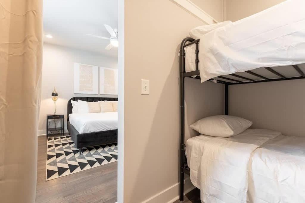King Bed - Parking - 3 Miles To Lower Broadway Holiday home
