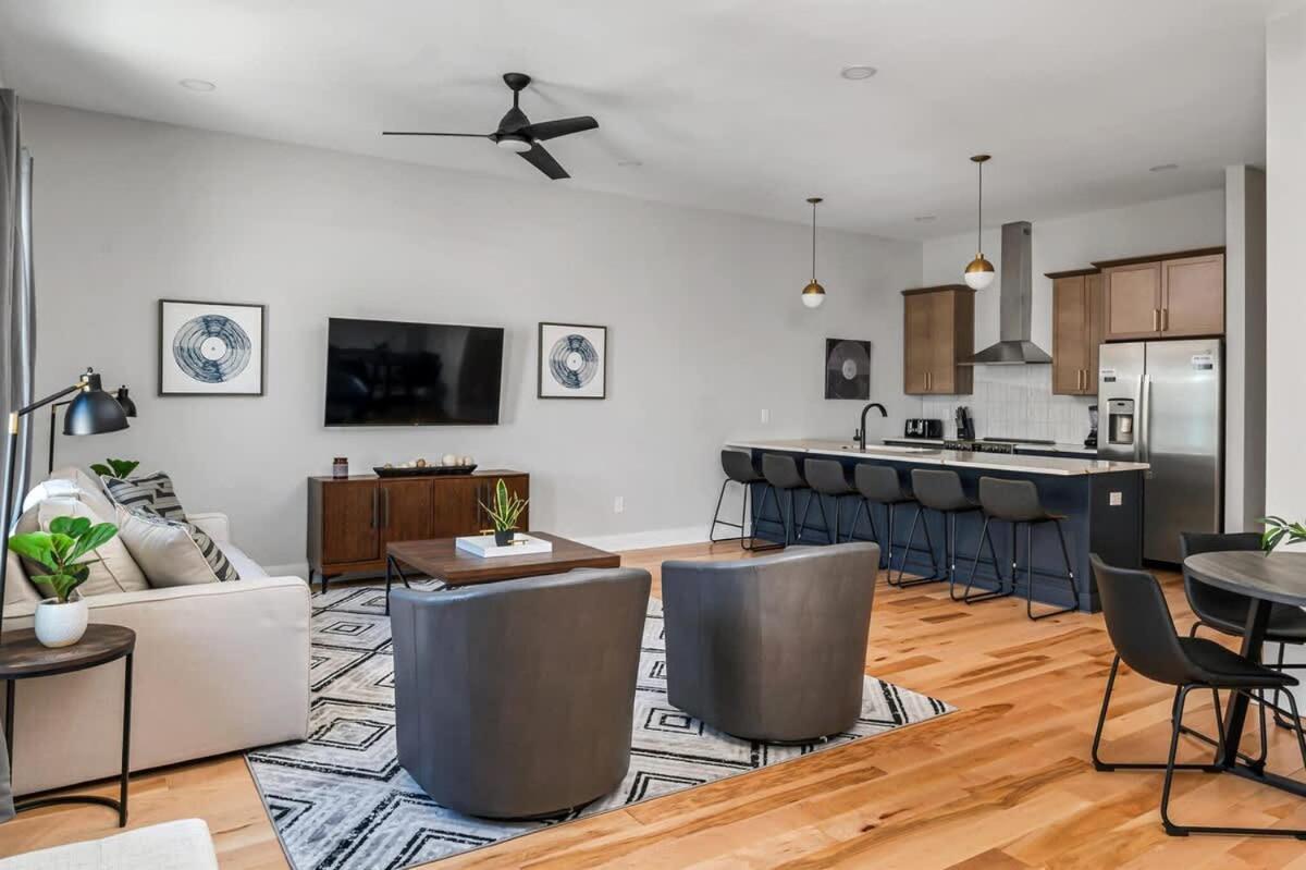 Spacious Nash For 12 Guests With Rooftop Views And Hot Tub