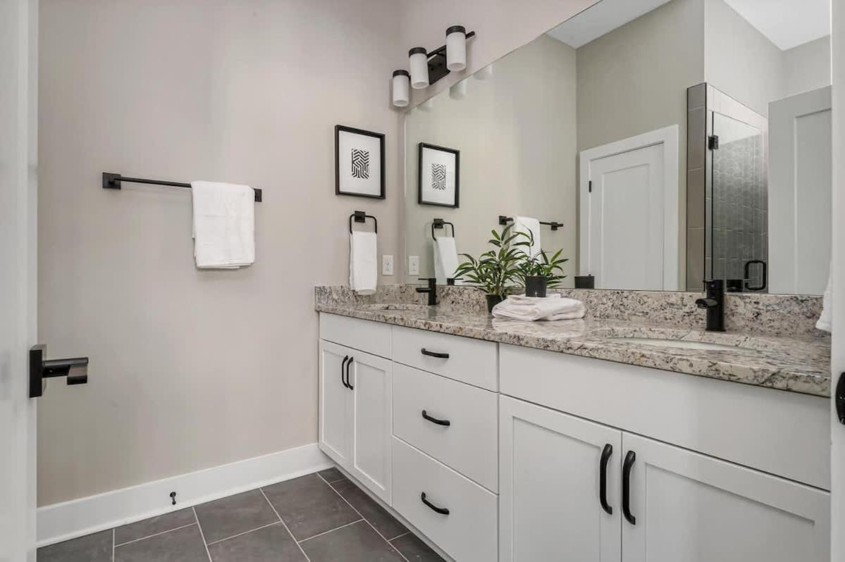 Brand New Side By Side Homes - Sleeps 24 Guests