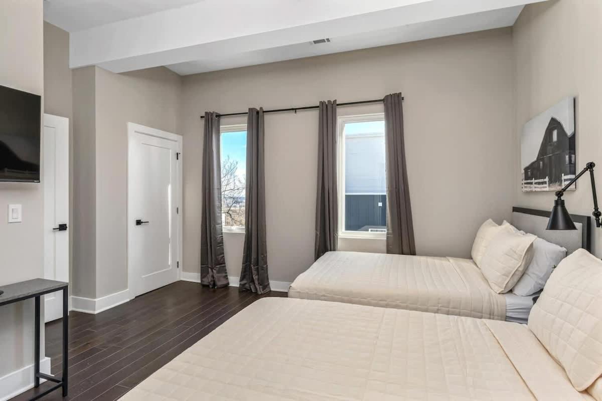 Holiday home Brand New Side By Side Homes - Sleeps 24 Guests Nashville