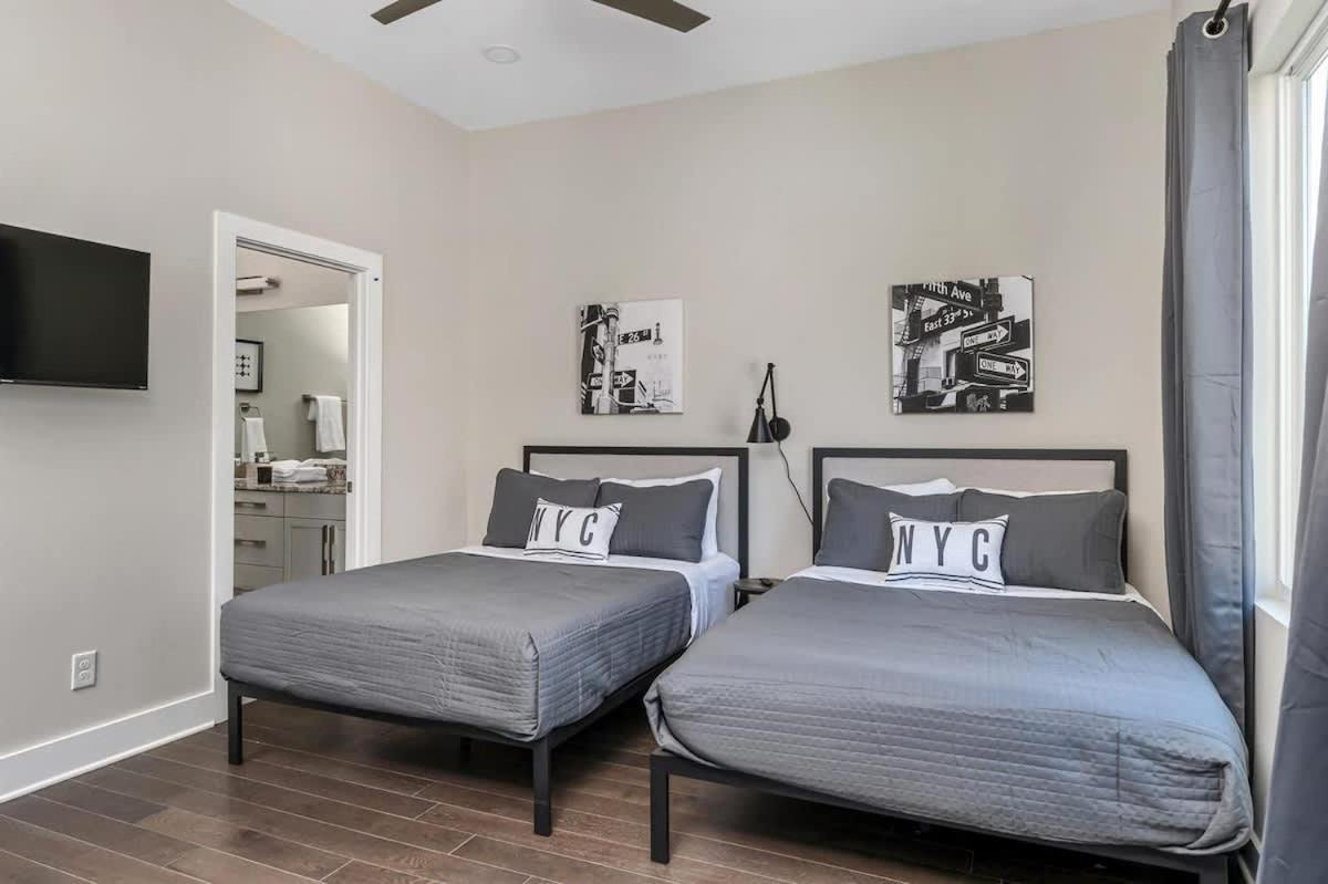 Brand New Side By Side Homes - Sleeps 24 Guests Holiday home Nashville