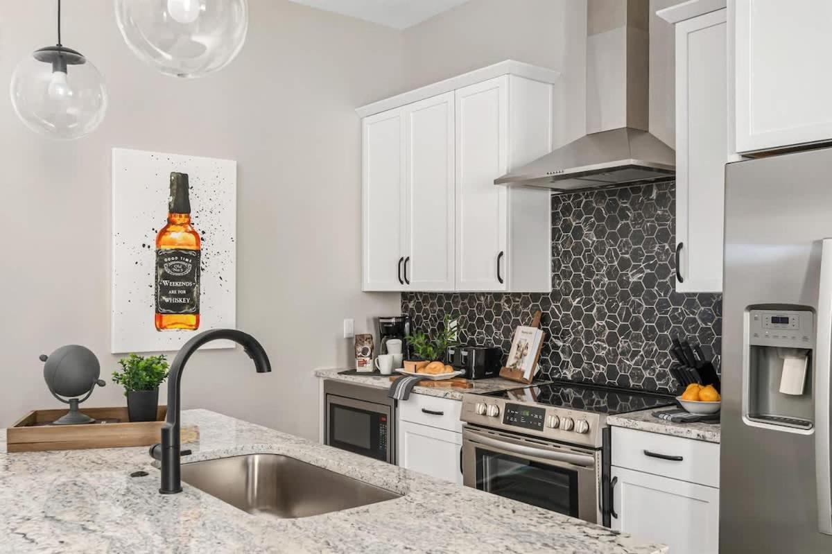 Gorgeous New Nash - Rooftop Views - Hot Tub Holiday home Nashville