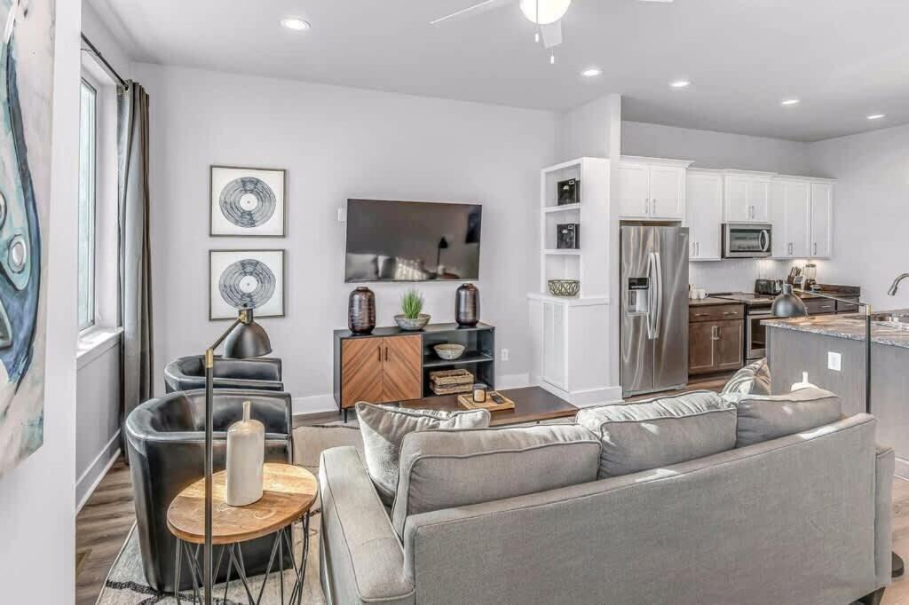 Spacious Nash For 12 Near Broadway *