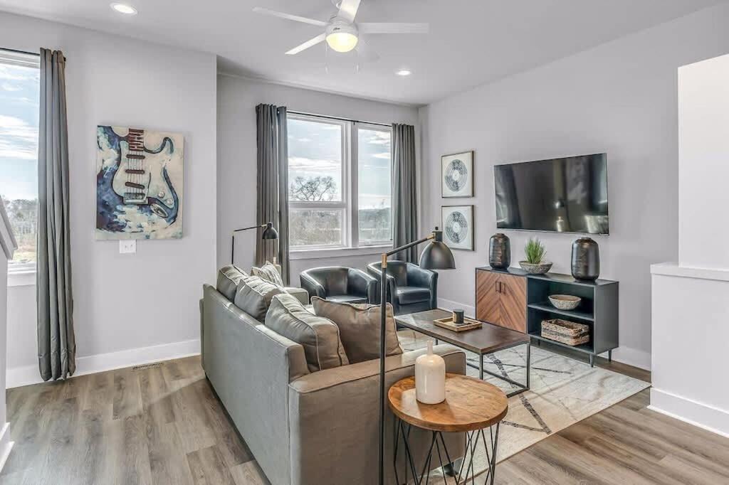 Spacious Nash For 12 Near Broadway *