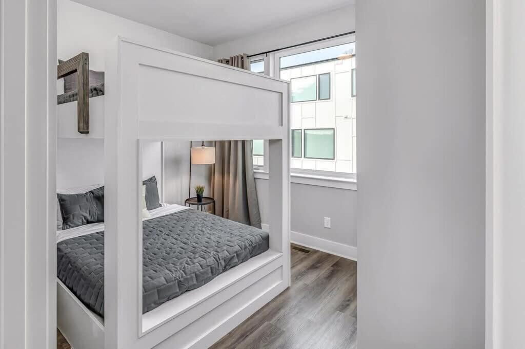 Spacious Nash For 12 Near Broadway