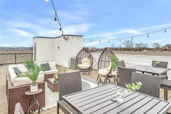 Apartment Nash Getaway - Private Rooftop Patio - Sleeps 12 *
